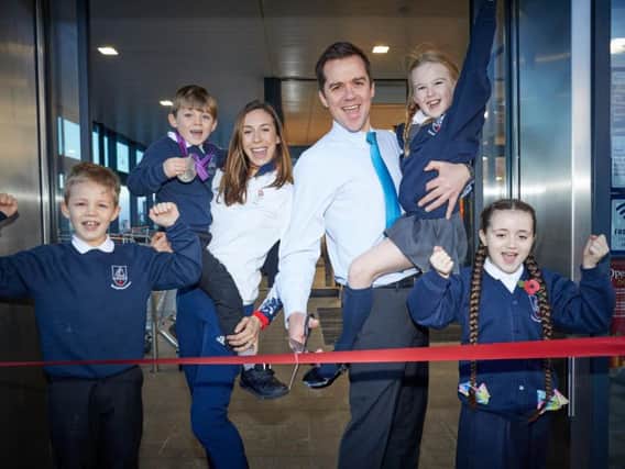 Olympic silver medallist Samantha Murray cut the ribbon to mark the new Aldi officially open with the help of pupils from West End Primary School and Store Manager, Tim Robinson.