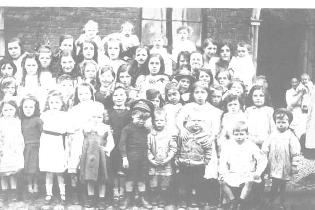Preston children waiting for their fathers to return from the war in 1918