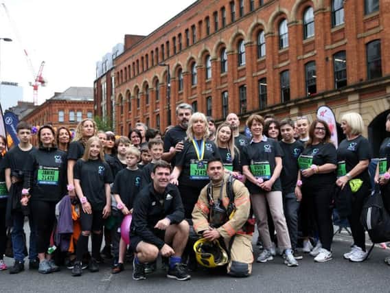 Lisa Roussos at the start line of the Manchester 10k with husband Andrew, son Xander, mayore Andy Burnham and friends and supporters of the new 22MCR charity