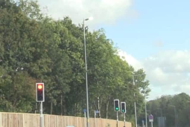 Mixed signals - is it confusing for drivers when the pedestrian lights beyond the roundabout show green, while those on it are at red?