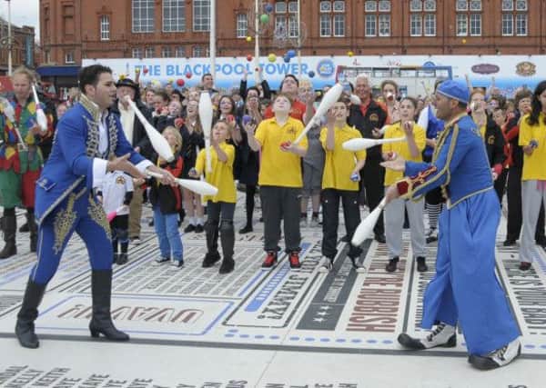 World Record juggling attempt on the Comedy Carpet-Blackpool Promenade. Mooky and Mr Boo (Tower Circus) lead the way.