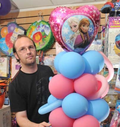 Marlo Watts preparing balloons