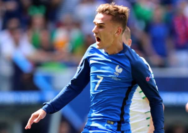 Antoine Griezmann has apparently been offered a lucratve deal to join Manchester United