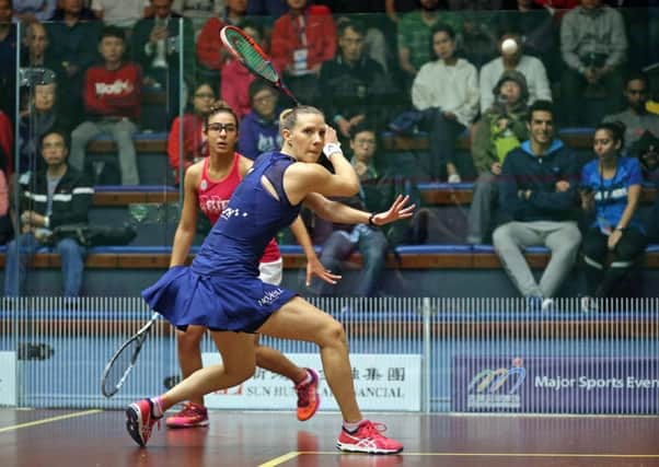 Laura Massaro (right) on her way to victory against qualifier Hania El Hammamy (photo: PSA)