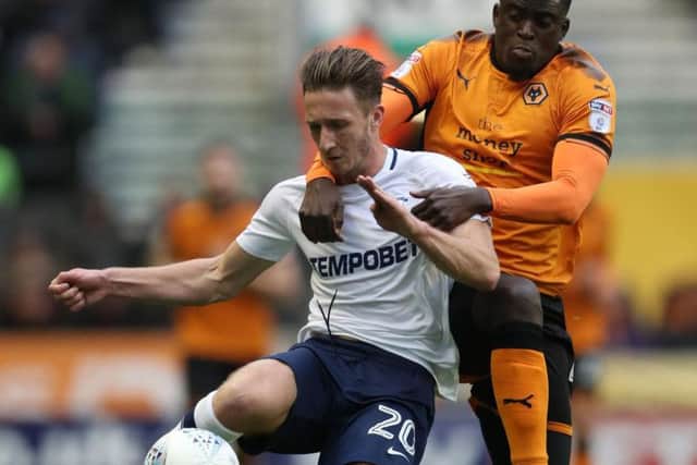 Holding-off Alfred N'Diaye against Wolves