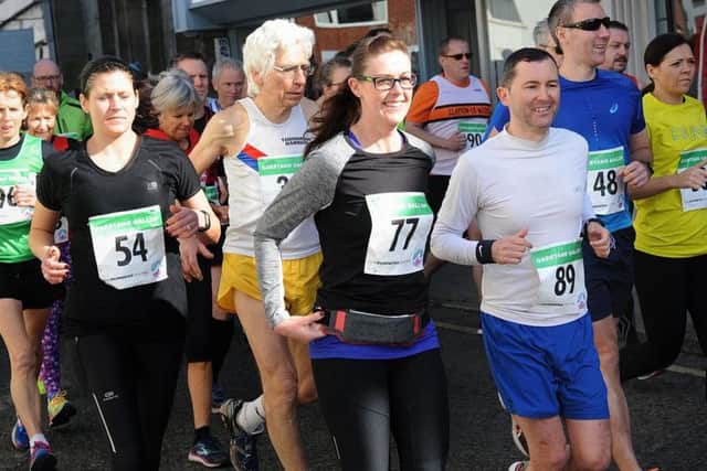 Runners including Gemma Hulme (no 54) and Julie Merrill (no 77).