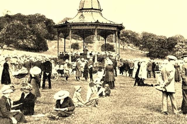 Crowds gathered around the bandstand on Avenham Park